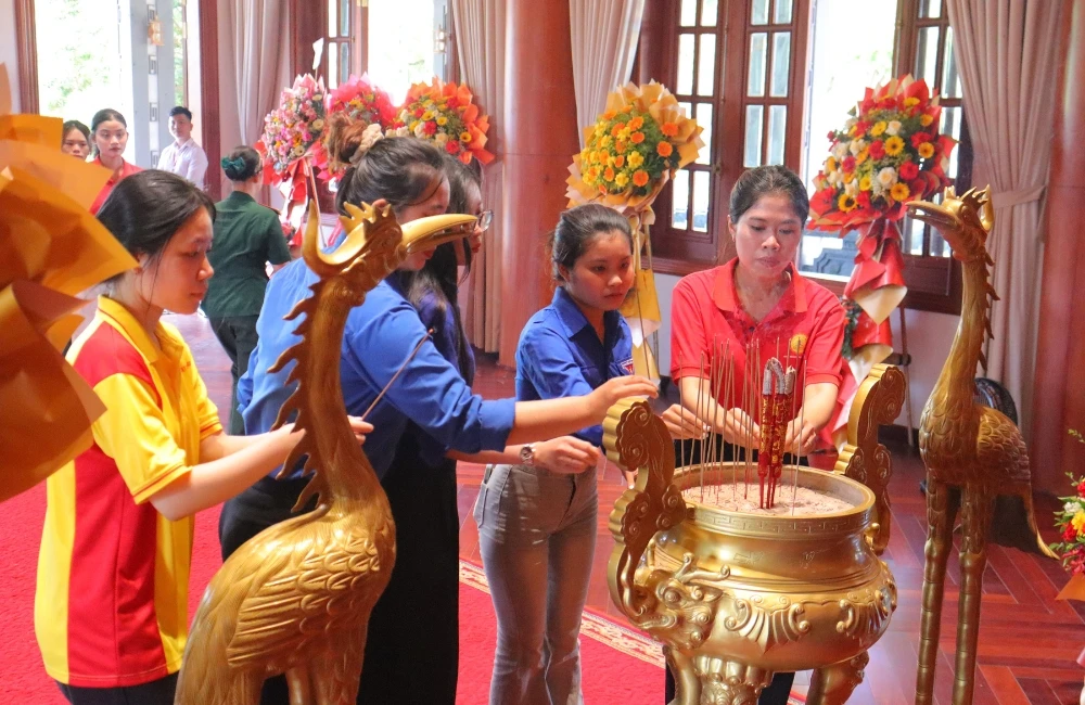 Thăm Viếng Tượng Đài Chủ Tịch Hồ Chí Minh Và Thăm Quan Khuôn Viên Sống Và Làm Việc Của Người Lúc Sinh Thời