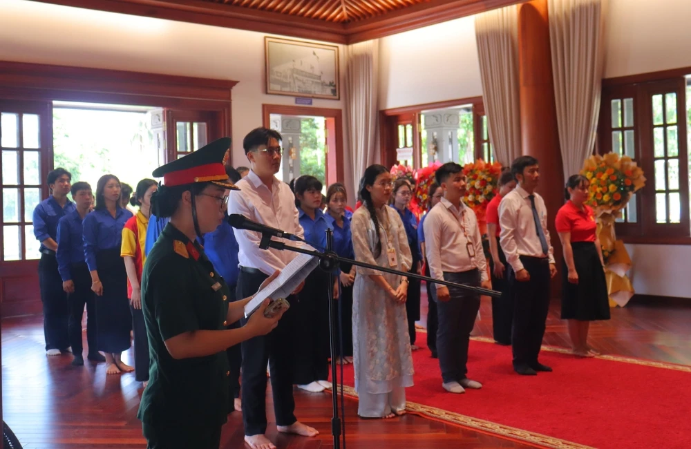 Thăm Viếng Tượng Đài Chủ Tịch Hồ Chí Minh Và Thăm Quan Khuôn Viên Sống Và Làm Việc Của Người Lúc Sinh Thời