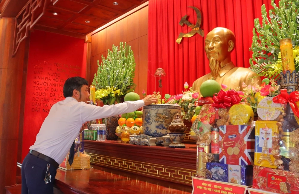 Thăm Viếng Tượng Đài Chủ Tịch Hồ Chí Minh Và Thăm Quan Khuôn Viên Sống Và Làm Việc Của Người Lúc Sinh Thời