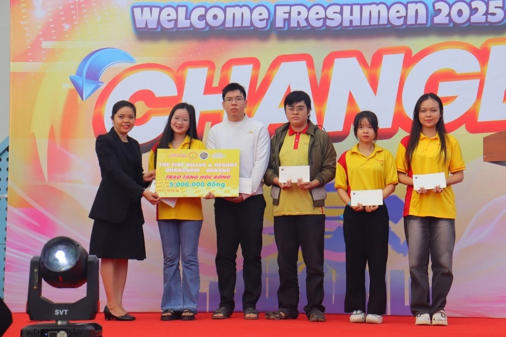 Thời Trang Tái Chế, Hát, Nhảy Đốt Nóng Ngày Hội Chào Tân Sinh Viên Trường Cao Đẳng Đại Việt Đà Nẵng