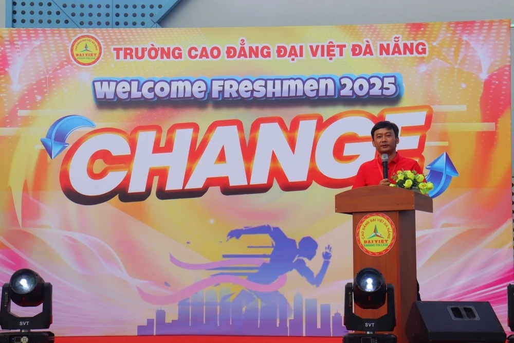 Thời Trang Tái Chế, Hát, Nhảy Đốt Nóng Ngày Hội Chào Tân Sinh Viên Trường Cao Đẳng Đại Việt Đà Nẵng