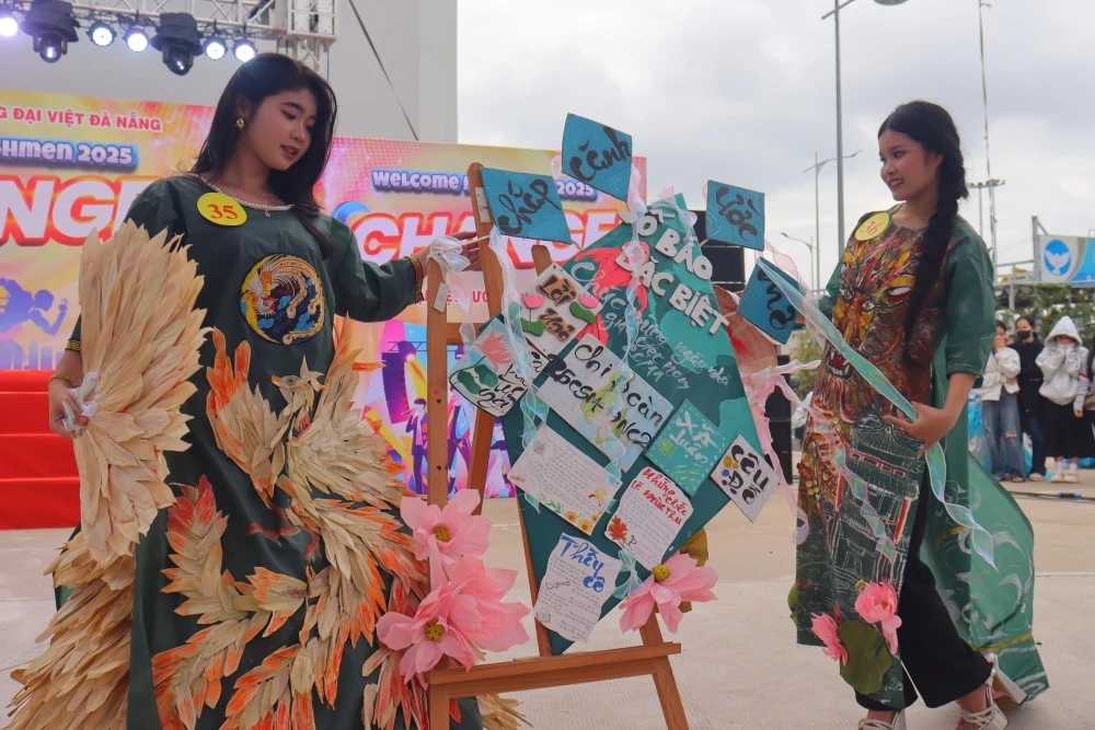 Thời Trang Tái Chế, Hát, Nhảy Đốt Nóng Ngày Hội Chào Tân Sinh Viên Trường Cao Đẳng Đại Việt Đà Nẵng