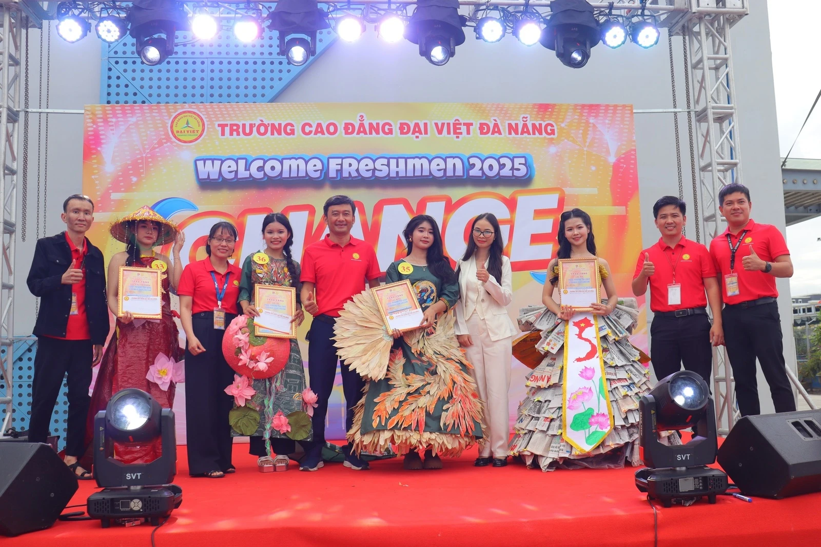 THỜI TRANG TÁI CHẾ, HÁT, NHẢY "ĐỐT NÓNG" NGÀY HỘI CHÀO TÂN SINH VIÊN TRƯỜNG CĐ ĐẠI VIỆT ĐÀ NẴNG