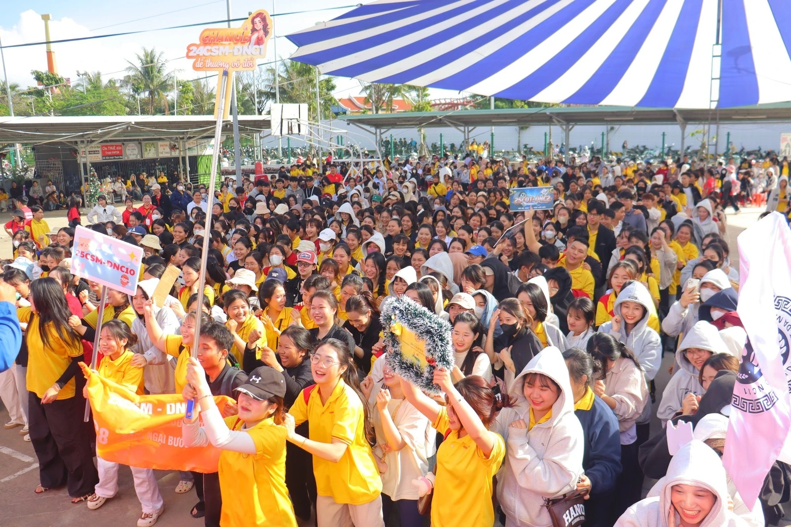 THỜI TRANG TÁI CHẾ, HÁT, NHẢY "ĐỐT NÓNG" NGÀY HỘI CHÀO TÂN SINH VIÊN TRƯỜNG CĐ ĐẠI VIỆT ĐÀ NẴNG