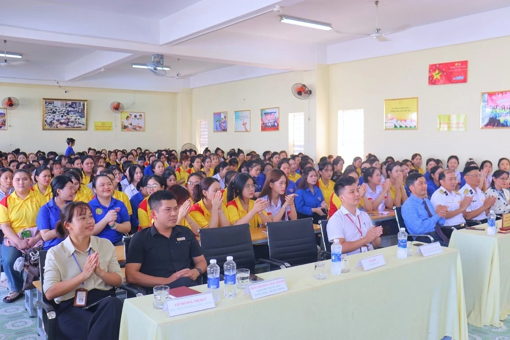 TRƯỜNG CAO ĐẲNG ĐẠI VIỆT ĐÀ NẴNG ĐA DẠNG HOẠT ĐỘNG TUYÊN TRUYỀN BIỂN, ĐẢO