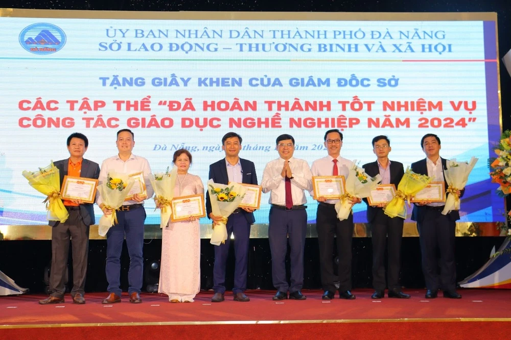 Trường Cao Đẳng Đại Việt Đà Nẵng Nhận Giấy Khen Từ Sở Lao Động – Thương Binh Và Xã Hội