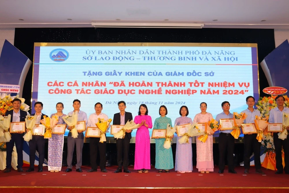 Trường Cao Đẳng Đại Việt Đà Nẵng Nhận Giấy Khen Từ Sở Lao Động – Thương Binh Và Xã Hội