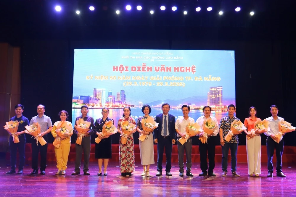 Trường Cao Đẳng Đại Việt Đà Nẵng Nhận Song Giải Tại Hội Diễn Văn Nghệ Kỷ Niệm 50 Năm Ngày Giải Phóng Đà Nẵng