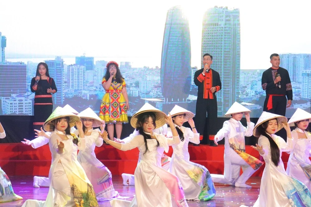 Trường Cao Đẳng Đại Việt Đà Nẵng Nhận Song Giải Tại Hội Diễn Văn Nghệ Kỷ Niệm 50 Năm Ngày Giải Phóng Đà Nẵng