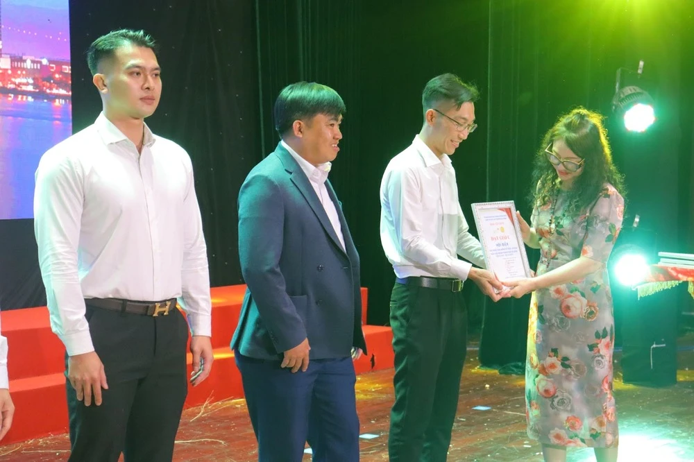 Trường Cao Đẳng Đại Việt Đà Nẵng Nhận Song Giải Tại Hội Diễn Văn Nghệ Kỷ Niệm 50 Năm Ngày Giải Phóng Đà Nẵng