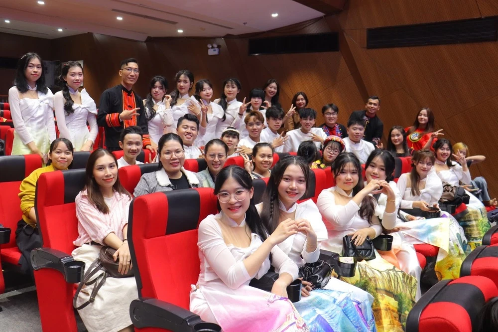 Trường Cao Đẳng Đại Việt Đà Nẵng Nhận Song Giải Tại Hội Diễn Văn Nghệ Kỷ Niệm 50 Năm Ngày Giải Phóng Đà Nẵng