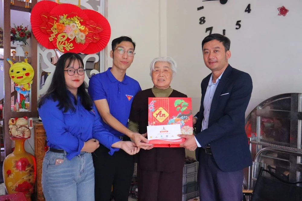 Trường Cao Đẳng Đại Việt Đà Nẵng Thăm Và Chúc Sức Khỏe Cựu Thanh Niên Xung Phong Đà Nẵng