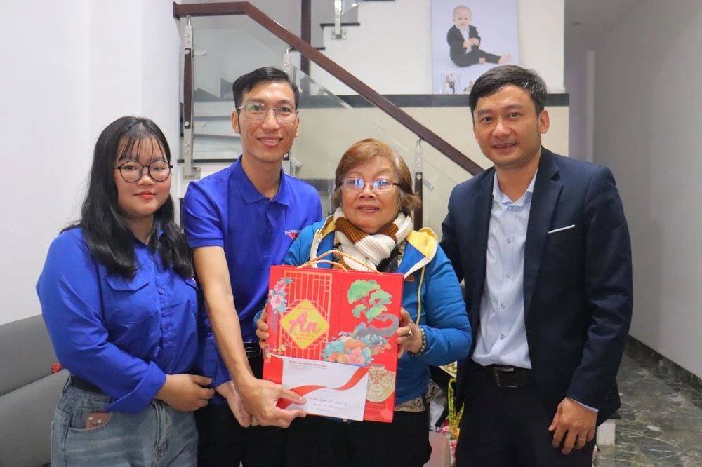 Trường Cao Đẳng Đại Việt Đà Nẵng Thăm Và Chúc Sức Khỏe Cựu Thanh Niên Xung Phong Đà Nẵng