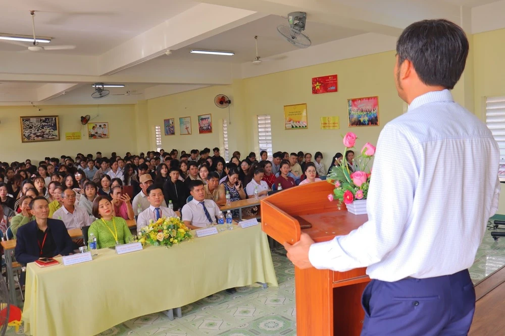 Trường Cao đẳng Đại Việt Đà Nẵng - Trao 3 suất học bổng “nóng” cho tân sinh viên