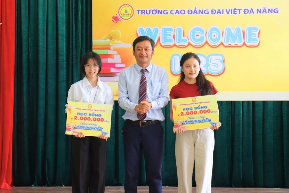 Trường Cao đẳng Đại Việt Đà Nẵng - Trao 3 suất học bổng “nóng” cho tân sinh viên