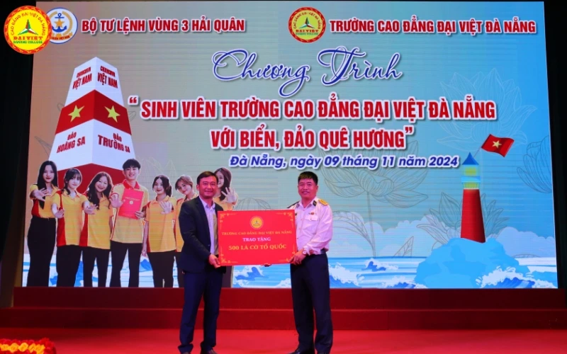 Trường Cao Đẳng Đại Việt Đà Nẵng Trao 500 Lá Cờ Tổ Quốc Tặng Cán Bộ Chiến Sĩ Vùng 3 Hải Quân