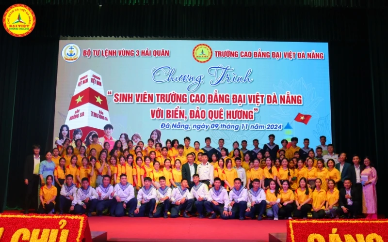 Trường Cao Đẳng Đại Việt Đà Nẵng Trao 500 Lá Cờ Tổ Quốc Tặng Cán Bộ Chiến Sĩ Vùng 3 Hải Quân