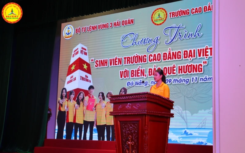 Trường Cao Đẳng Đại Việt Đà Nẵng Trao 500 Lá Cờ Tổ Quốc Tặng Cán Bộ Chiến Sĩ Vùng 3 Hải Quân