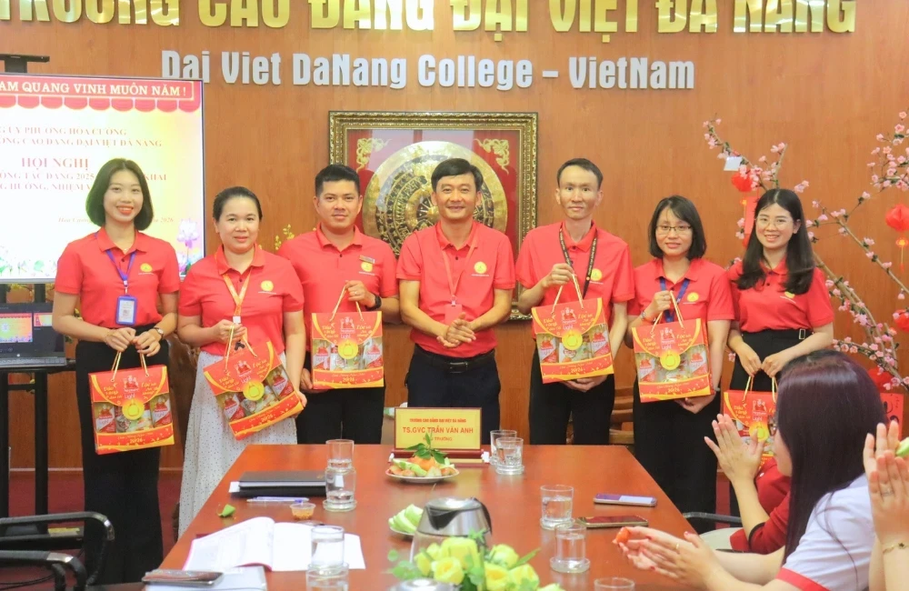 Trao quà tại hội nghị Tổng kết công tác Đảng năm 2025 và triển khai phương hướng, nhiệm vụ năm 2026