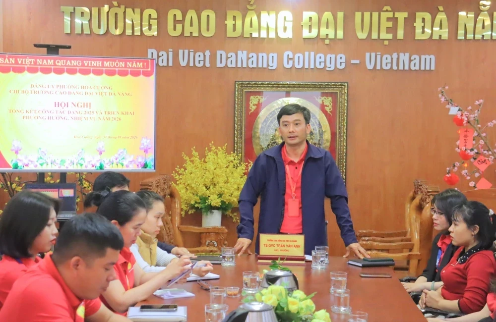 TS Trần Văn Anh - Bí thư Chi bộ chỉ đạo cuộc họp