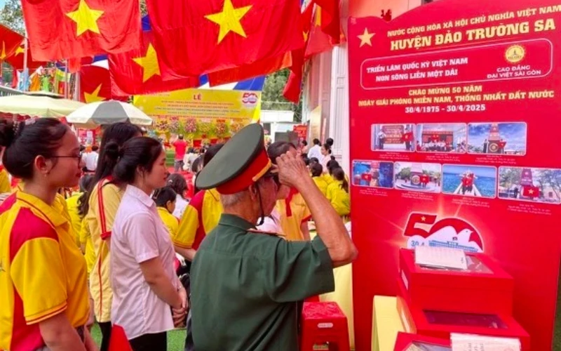 Xúc Động Với 187 Lá Cờ Tổ Quốc Đến Từ 63 Tỉnh, Thành Và Huyện Đảo