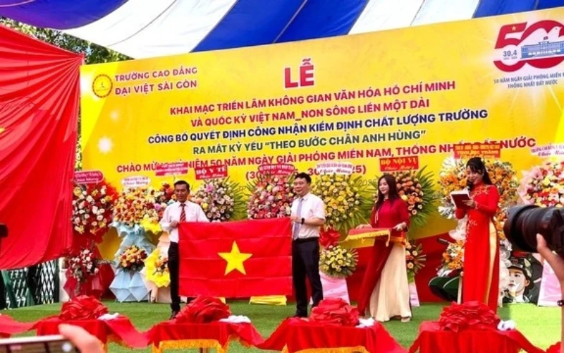 Xúc Động Với 187 Lá Cờ Tổ Quốc Đến Từ 63 Tỉnh, Thành Và Huyện Đảo