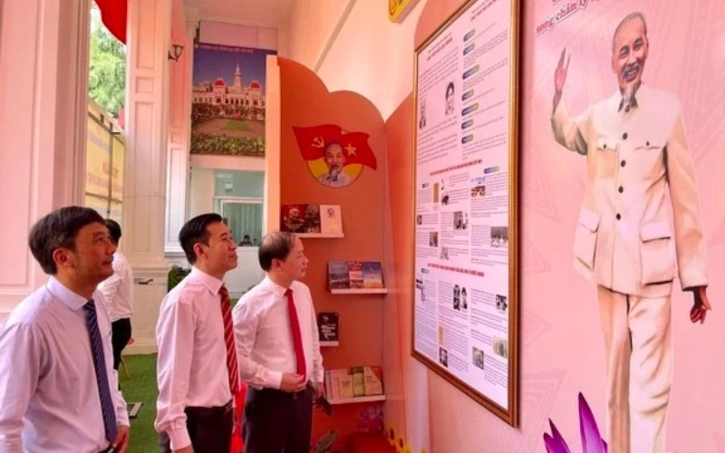 Xúc Động Với 187 Lá Cờ Tổ Quốc Đến Từ 63 Tỉnh, Thành Và Huyện Đảo