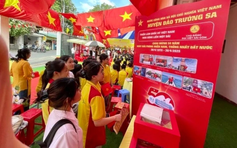 Xúc Động Với 187 Lá Cờ Tổ Quốc Đến Từ 63 Tỉnh, Thành Và Huyện Đảo