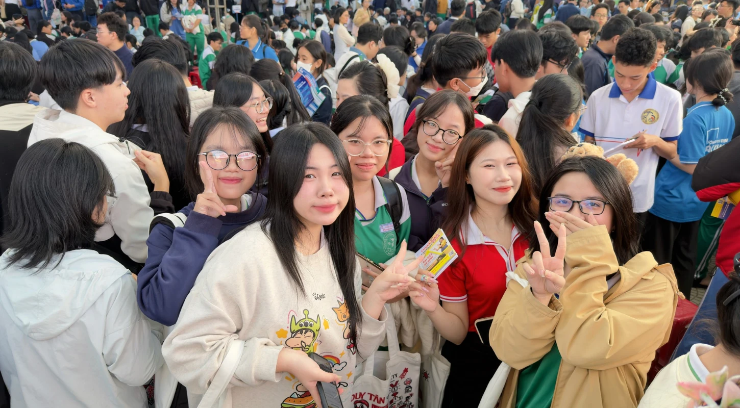 Gần 2000 học sinh Đà Nẵng “ghé thăm” gian hàng Tư vấn hướng nghiệp của DVE Đà Nẵng