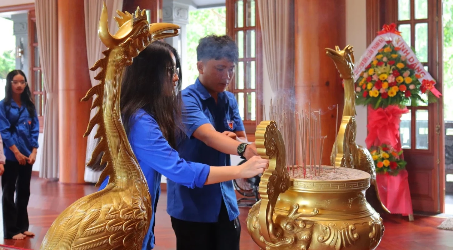 “Hành Trình Về Nguồn”, Tường Nhớ 134 Năm Ngày Sinh Chủ Tịch Hồ Chí Minh (19/5/1890 - 19/5/2024) | Trường Cao Đẳng Đại Việt Đà Nẵng
