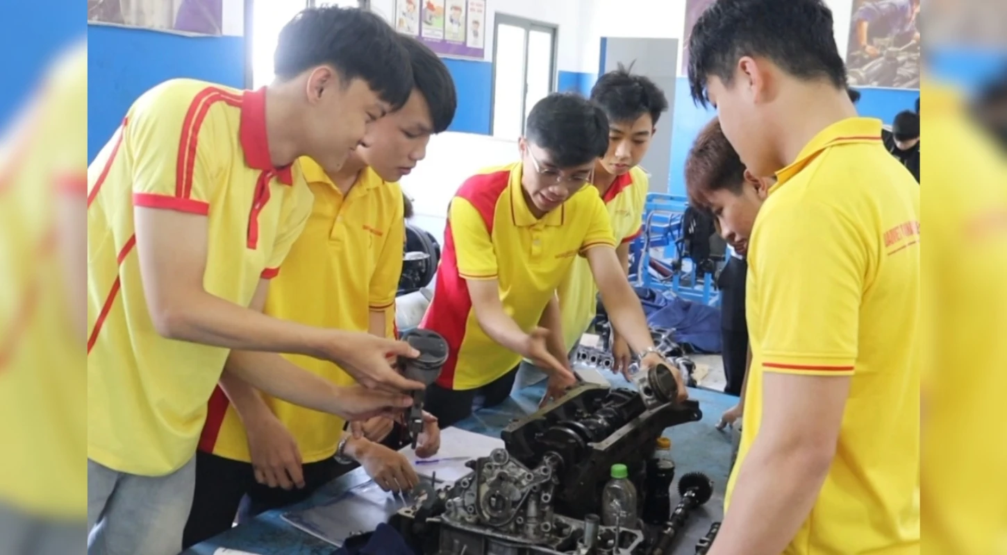 Học Sinh Chuộng Nghề Ô Tô, Điện, Cntt | Trường Cao Đẳng Đại Việt Đà Nẵng
