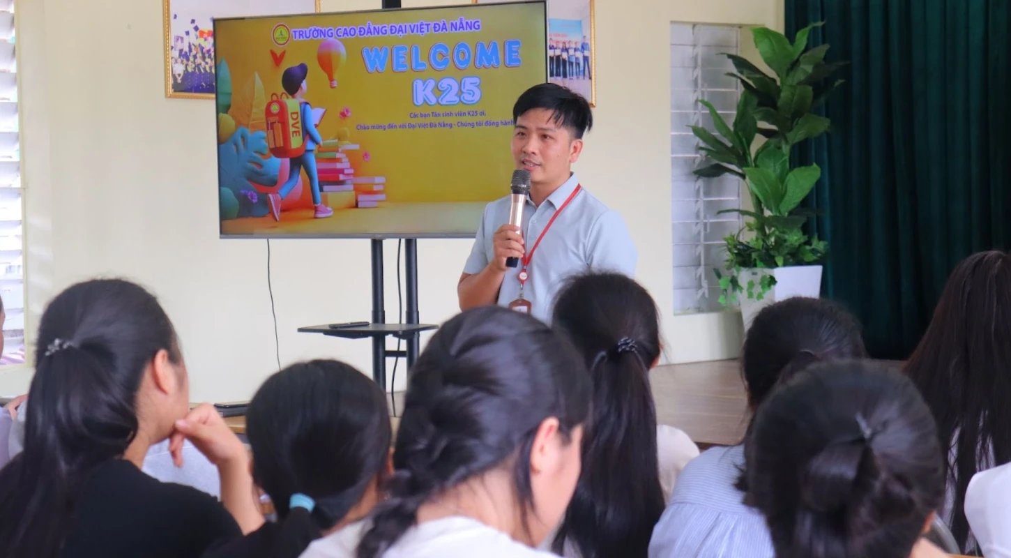 Phổ Biến Quy Chế & Tham Quan Trường 250 Tân Sinh Viên Khóa 2025–2026 | Trường Cao Đẳng Đại Việt Đà Nẵng