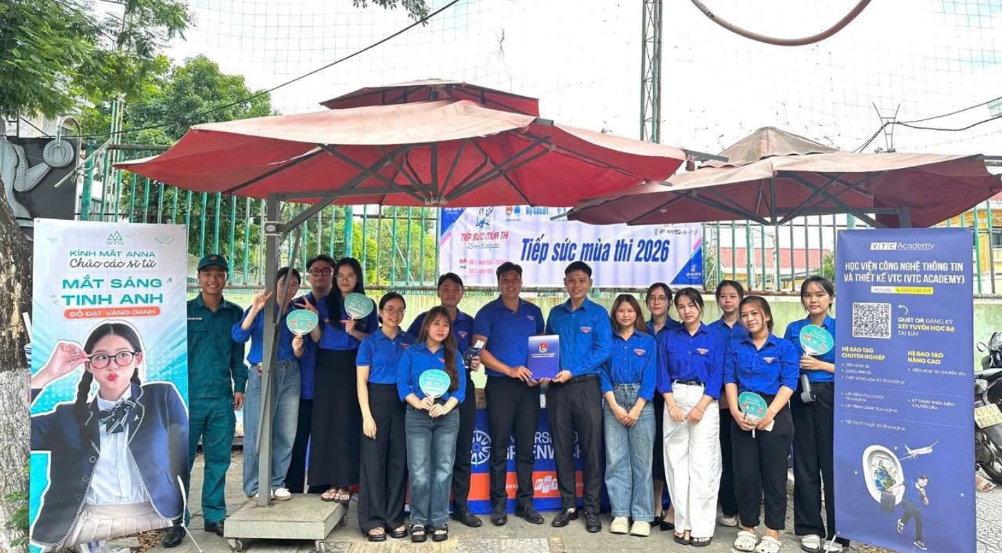 SĨ TỬ VƯỢT VŨ MÔN CÓ ÁO XANH ĐẠI VIỆT KỀ VAI TIẾP SỨC | Trường Cao Đẳng Đại Việt Đà Nẵng