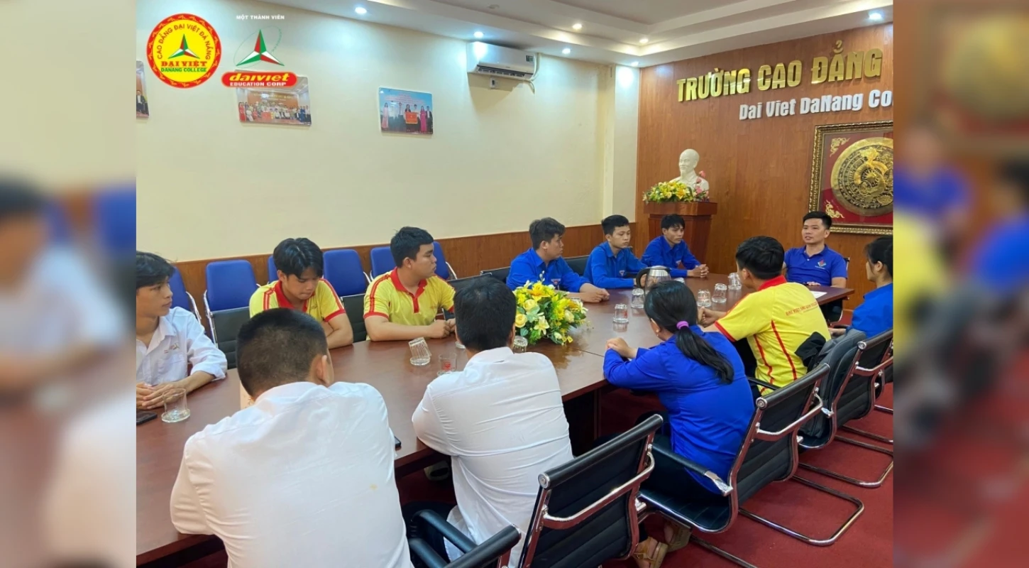 Sinh Hoạt Chuyên Đề Chính Trị & Trao Chứng Nhận Cảm Tình Đảng Đợt 1/2023 | Trường Cao Đẳng Đại Việt Đà Nẵng