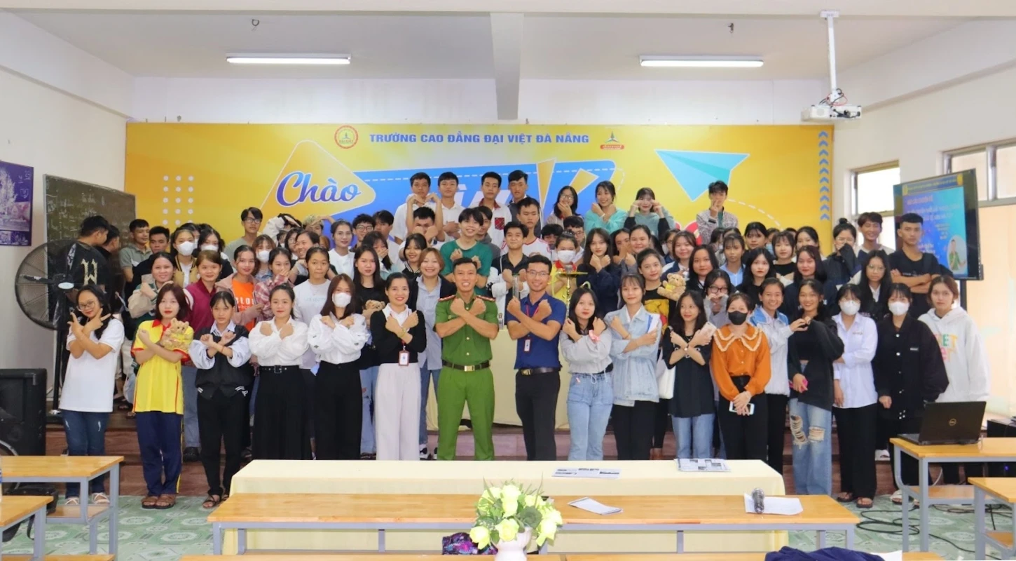 Sinh Viên K23 Nâng Cao Kiến Thức Pháp Luật Với Hai Chuyên Đề Mới Trong Tuần Sinh Hoạt Công Dân | Trường Cao Đẳng Đại Việt Đà Nẵng