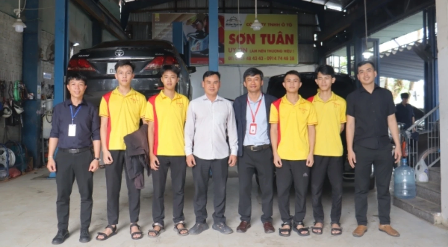 SINH VIÊN NĂM NHẤT HỌC TẬP VÀ LÀM VIỆC THỰC TẾ TẠI MÔI TRƯỜNG DOANH NGHIỆP