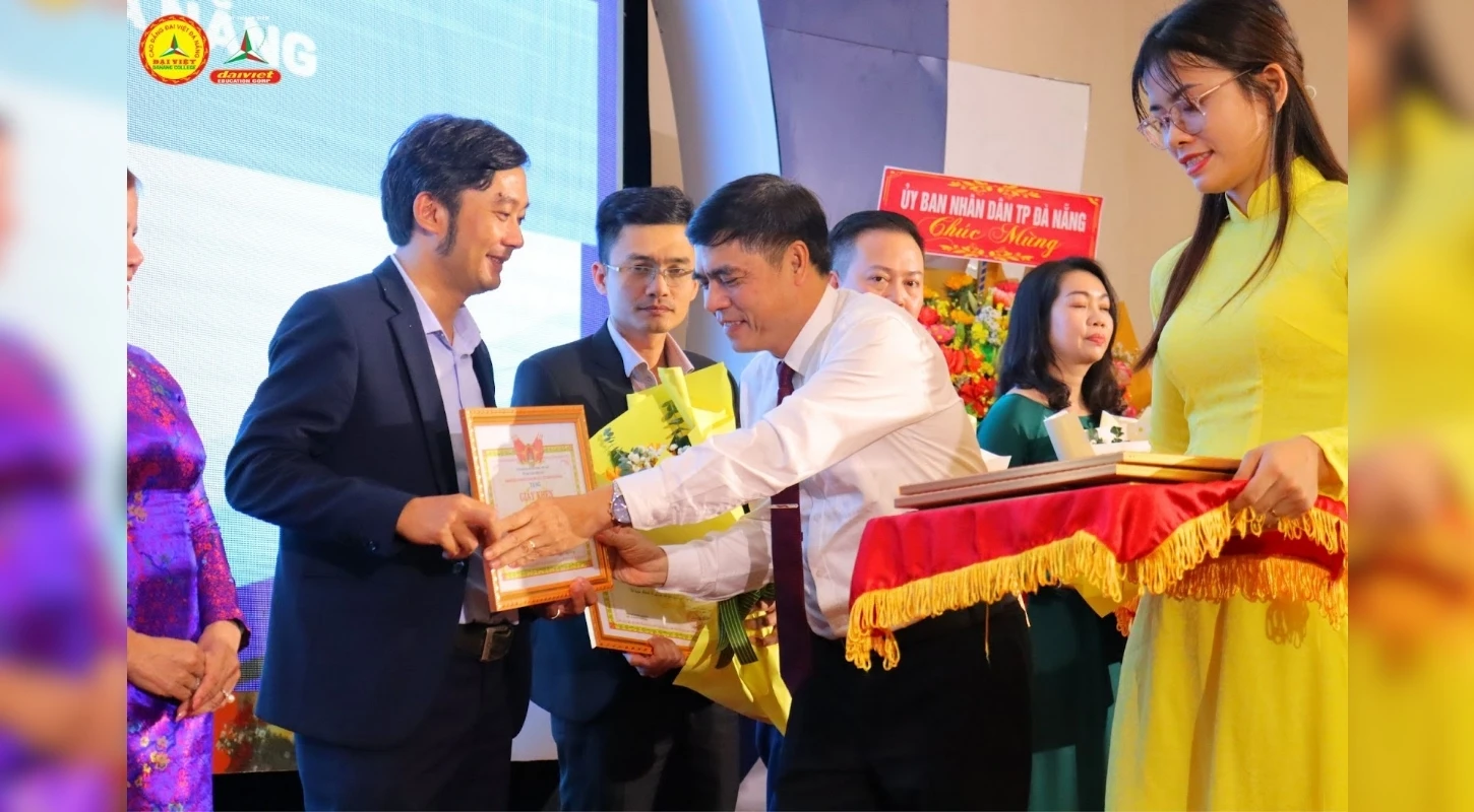 Trường Cao Đẳng Đại Việt Đà Nẵng Nhận Giấy Khen Hoàn Thành Tốt Nhiệm Vụ Giáo Dục Nghề Nghiệp 2023 | Trường Cao Đẳng Đại Việt Đà Nẵng