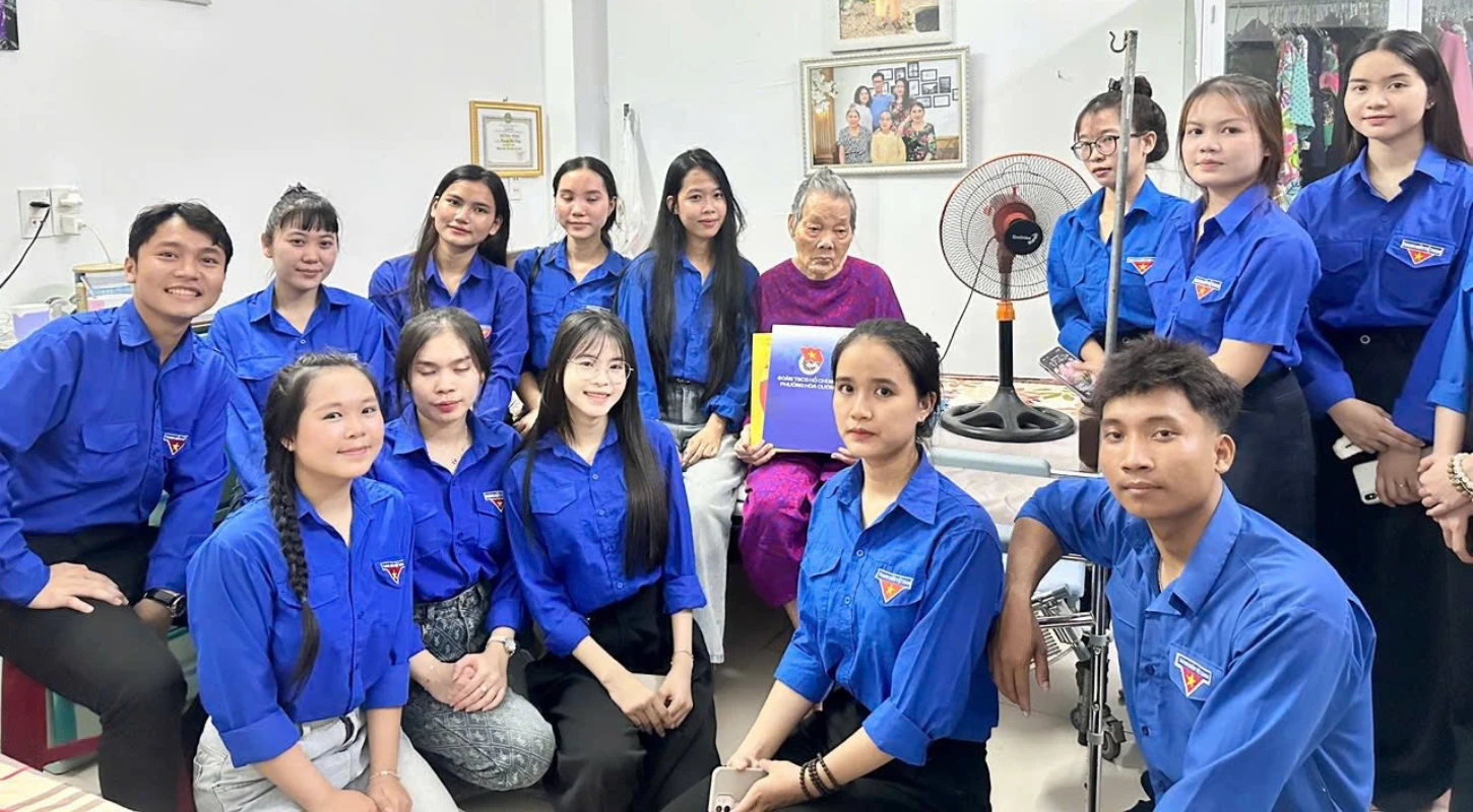 TUỔI TRẺ ĐẠI VIỆT: ẤM ÁP HÀNH TRÌNH TRI ÂN CÁC MẸ VIỆT NAM ANH HÙNG | Trường Cao Đẳng Đại Việt Đà Nẵng