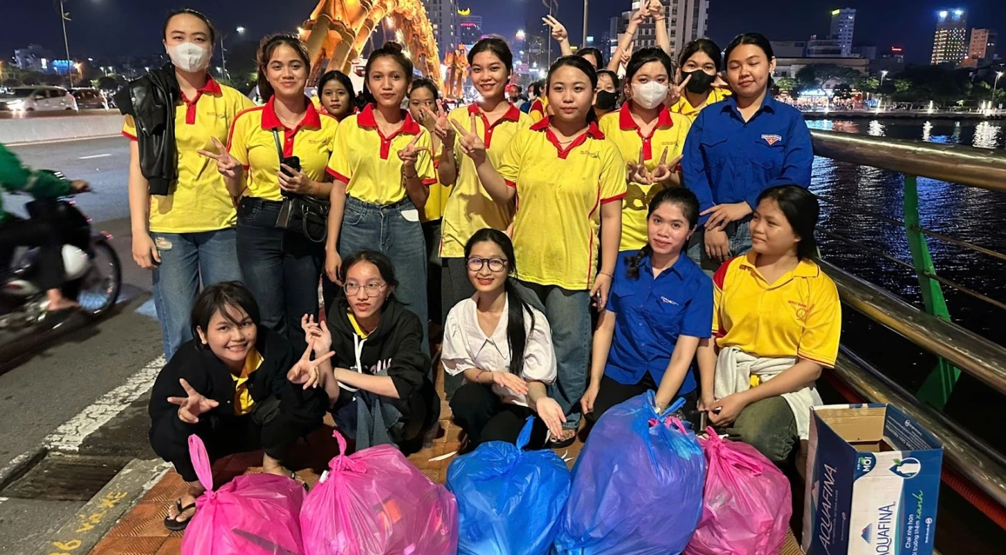 Tuổi Trẻ Đại Việt Đà Nẵng Chung Tay Dọn Rác Tại Khai Mạc Lễ Hội Pháo Hoa Quốc Tế Đà Nẵng 2025 | Trường Cao Đẳng Đại Việt Đà Nẵng