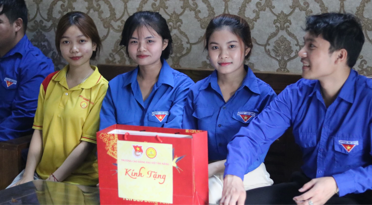 TUỔI TRẺ ĐẠI VIỆT VỚI CHƯƠNG TRÌNH “CHÚNG CON LUÔN BÊN MẸ” | Trường Cao Đẳng Đại Việt Đà Nẵng