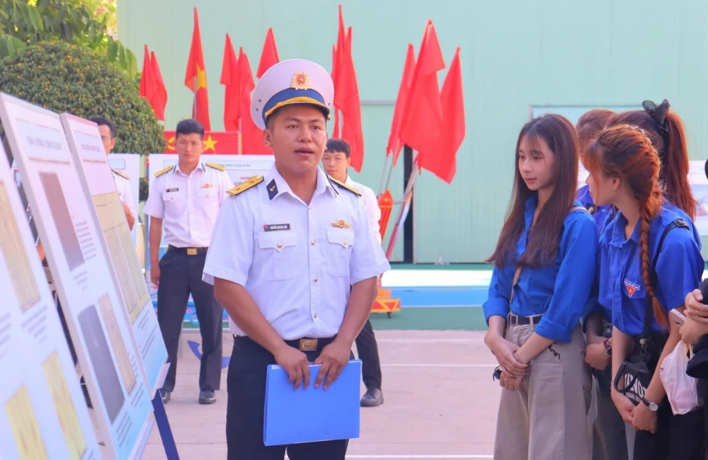 BỒI ĐẮP LÒNG YÊU NƯỚC QUA TRIỂN LÃM BIỂN, ĐẢO THIÊNG LIÊNG