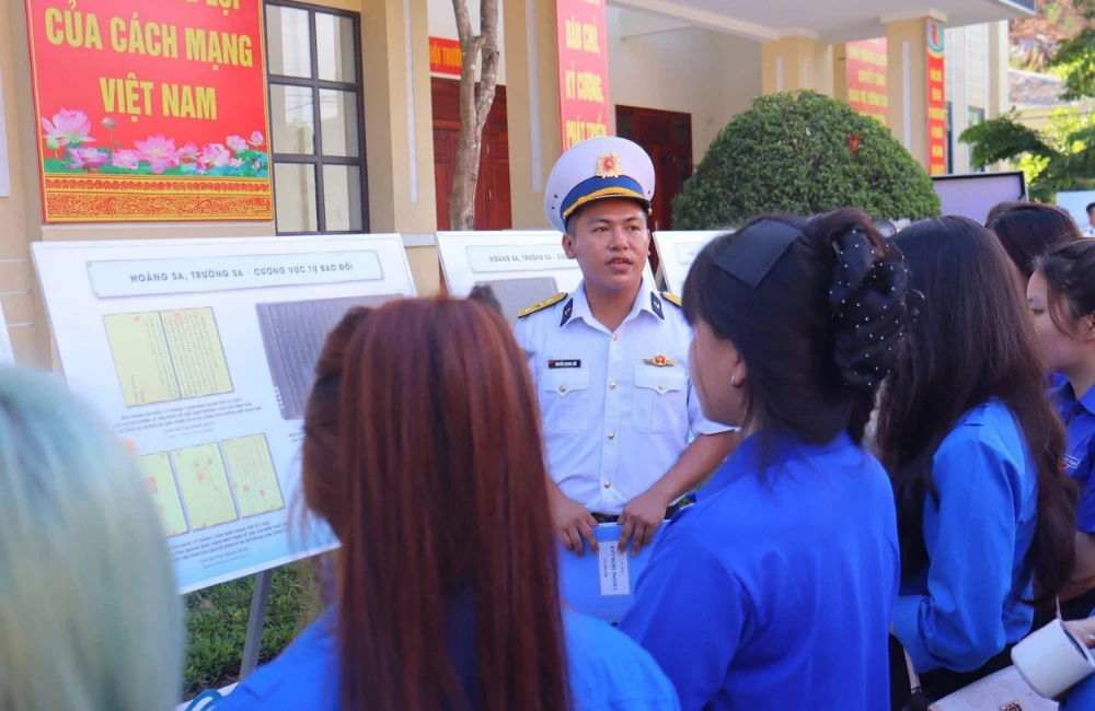 BỒI ĐẮP LÒNG YÊU NƯỚC QUA TRIỂN LÃM BIỂN, ĐẢO THIÊNG LIÊNG