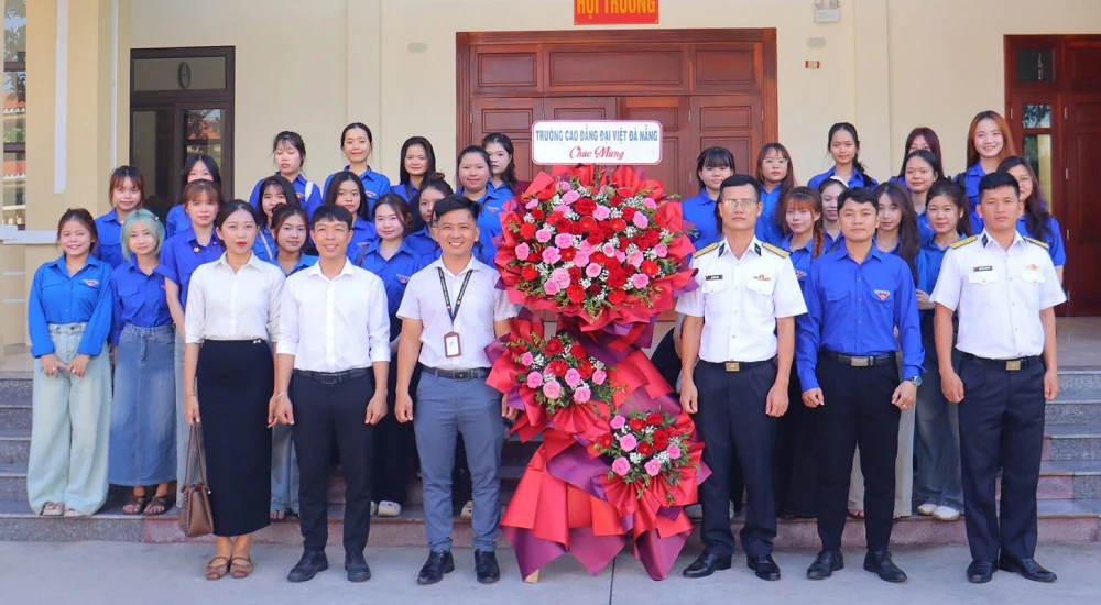 BỒI ĐẮP LÒNG YÊU NƯỚC QUA TRIỂN LÃM BIỂN, ĐẢO THIÊNG LIÊNG