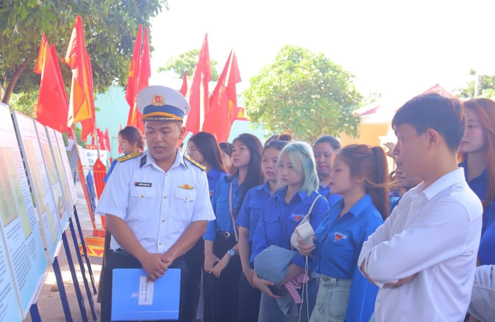 BỒI ĐẮP LÒNG YÊU NƯỚC QUA TRIỂN LÃM BIỂN, ĐẢO THIÊNG LIÊNG