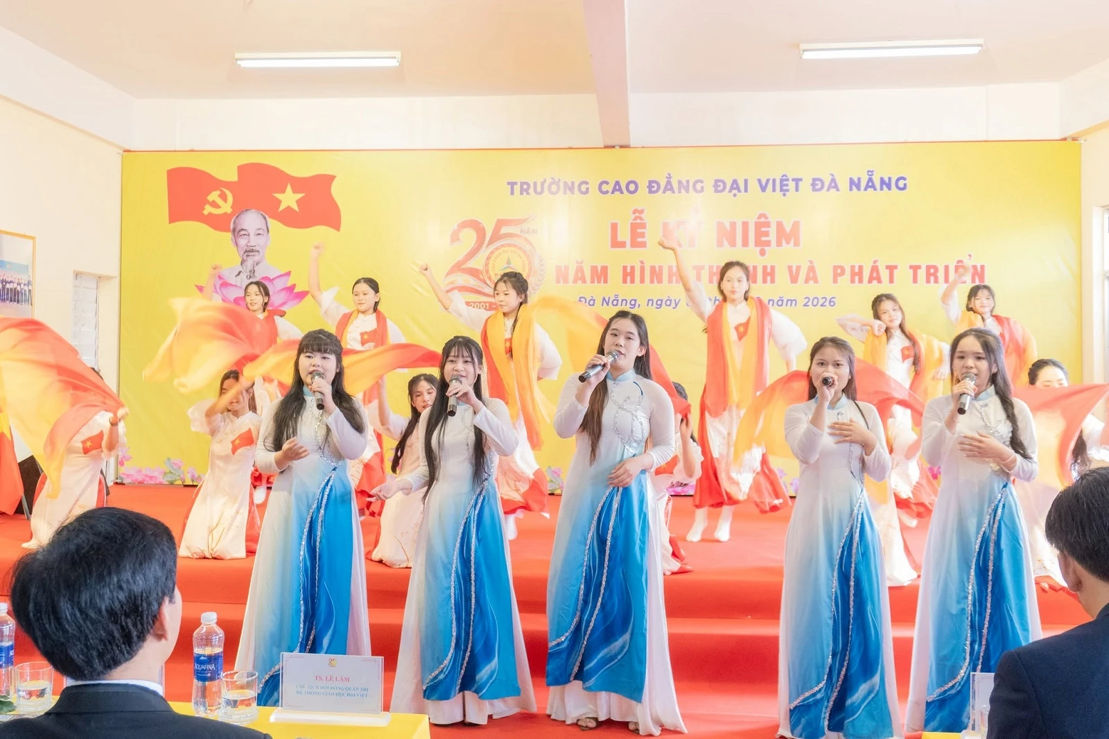 CÁC ĐỘI VĂN NGHỆ, ĐỘI LỄ TÂN, ĐỘI XUNG KÍCH GÓP SỨC TẠO NÊN THÀNH CÔNG CHƯƠNG TRÌNH KỶ NIỆM 25 NĂM TRƯỜNG CAO ĐẲNG ĐẠI VIỆT ĐÀ NẴNG
