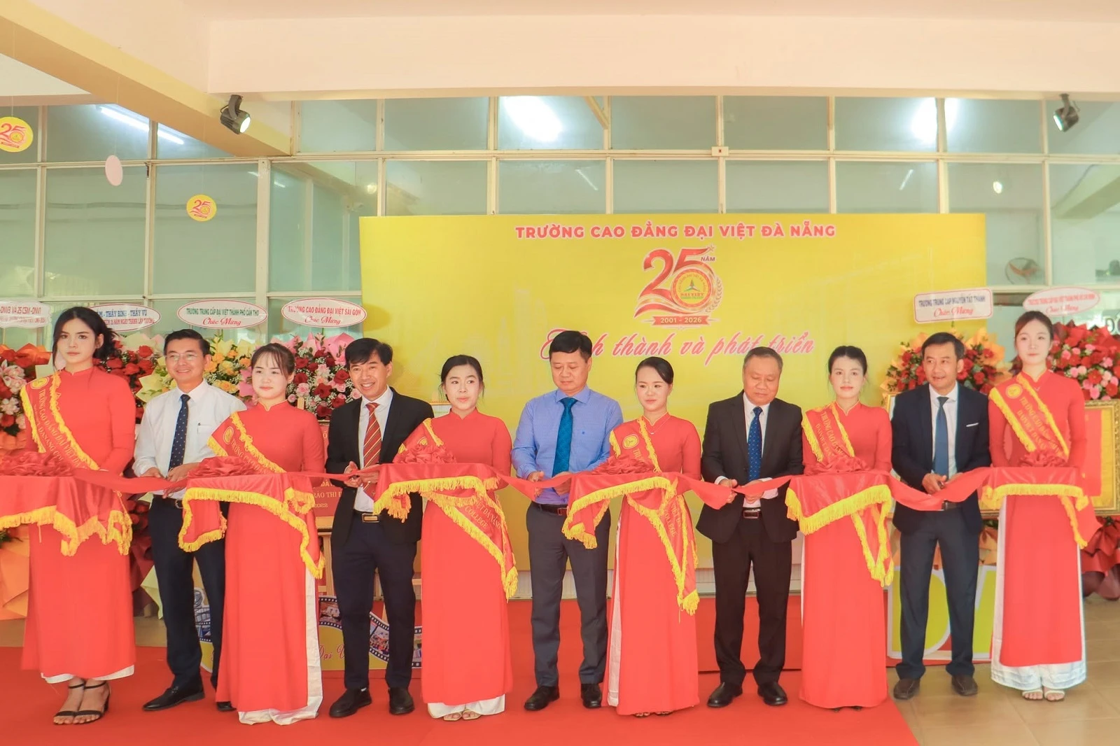 CÁC ĐỘI VĂN NGHỆ, ĐỘI LỄ TÂN, ĐỘI XUNG KÍCH GÓP SỨC TẠO NÊN THÀNH CÔNG CHƯƠNG TRÌNH KỶ NIỆM 25 NĂM TRƯỜNG CAO ĐẲNG ĐẠI VIỆT ĐÀ NẴNG
