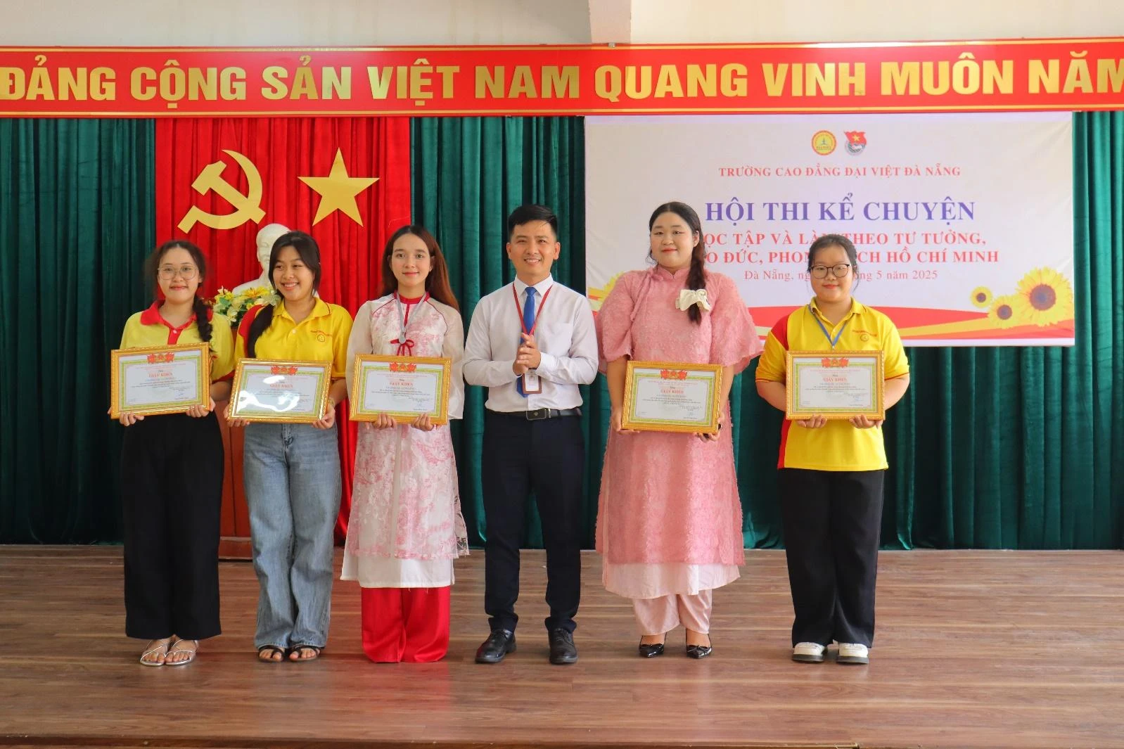 Hoạt động sinh viên Trường Cao đẳng Đại Việt Đà Nẵng kỷ niệm 135 năm Ngày sinh Chủ tịch Hồ Chí Minh