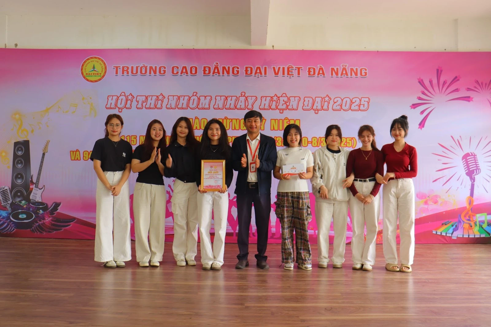 Hội thi Nhảy hiện đại – Hoạt động sinh viên Trường Cao Đẳng Đại Việt Đà Nẵng sôi động và ấn tượng
