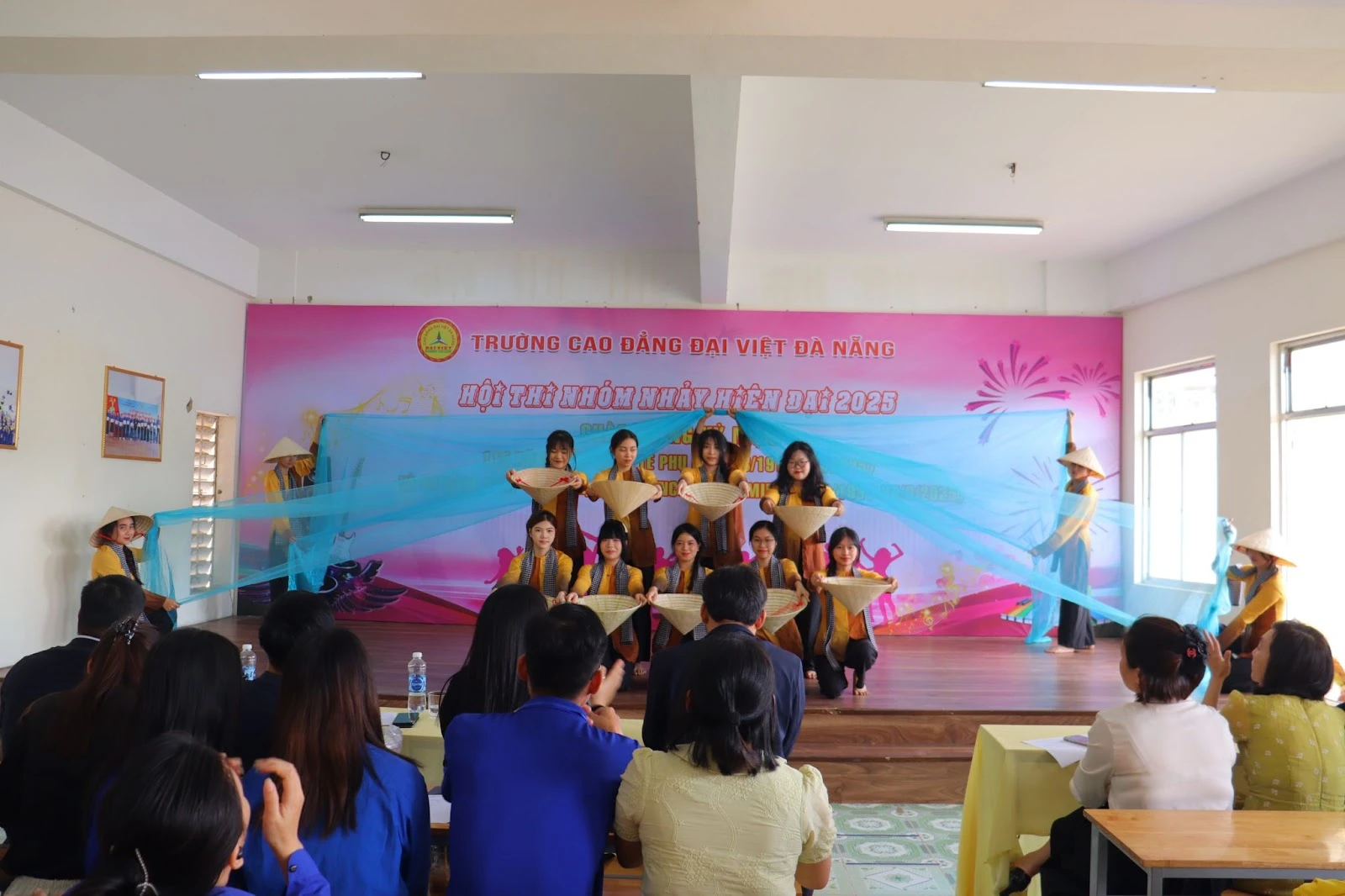 Hội thi Nhảy hiện đại – Hoạt động sinh viên Trường Cao Đẳng Đại Việt Đà Nẵng sôi động và ấn tượng