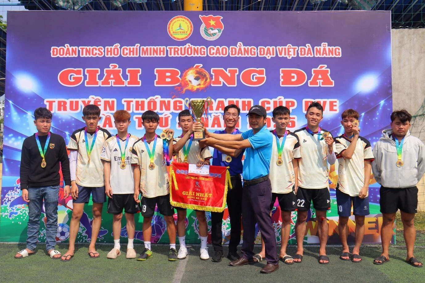 Chung kết Giải Bóng Đá Truyền Thống DVE 2025 – Trường Cao đẳng Đại Việt Đà Nẵng